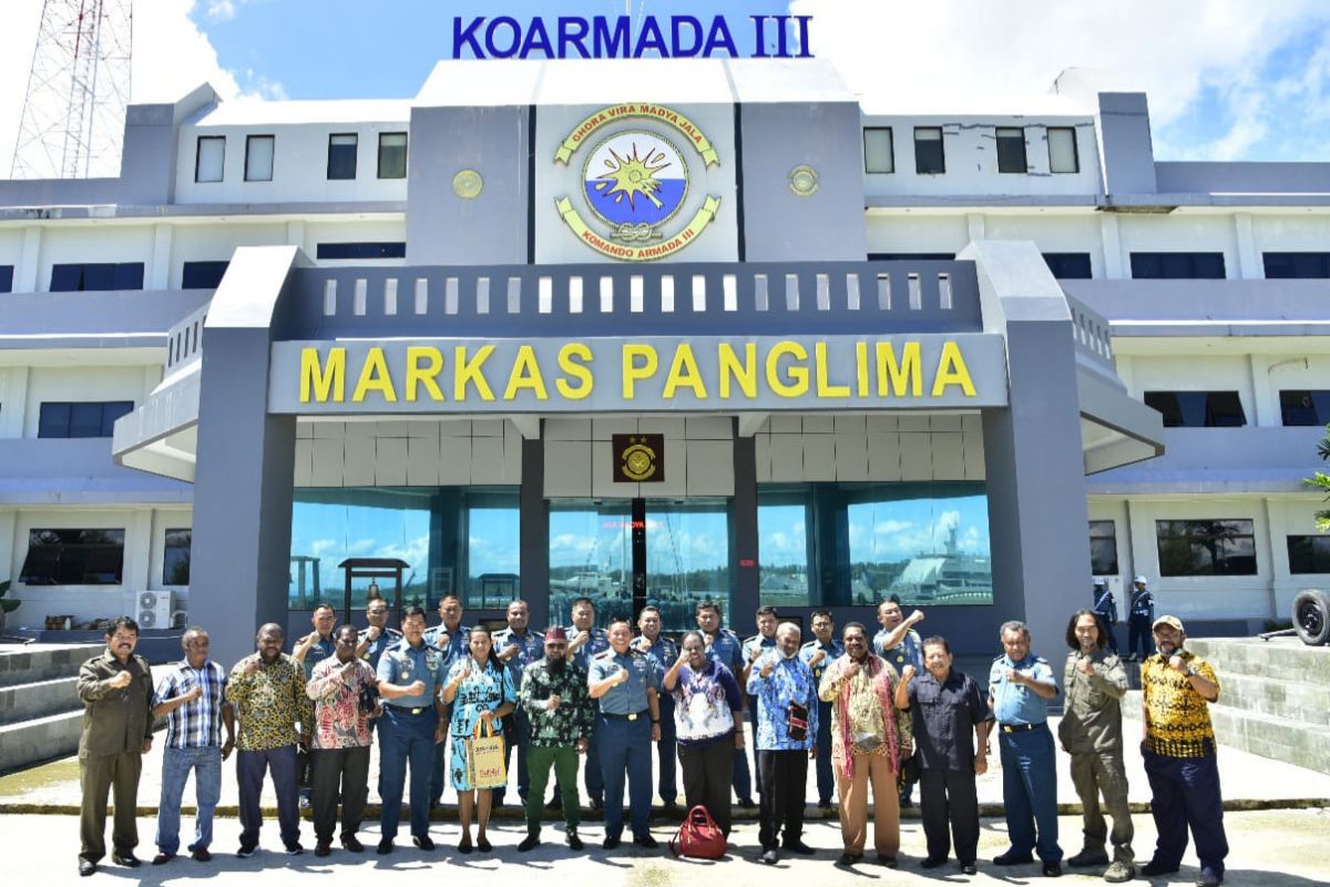 TNI AL bersama Lembaga Masyarakat Adat bahas pendidikan generasi muda Papua