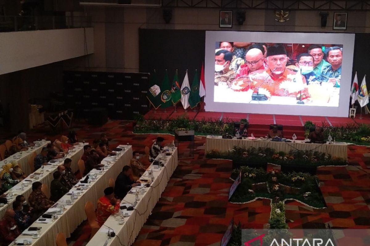 Gubernur Mahyeldi perjuangkan honorer dalam rakor gubernur se-Sumatera