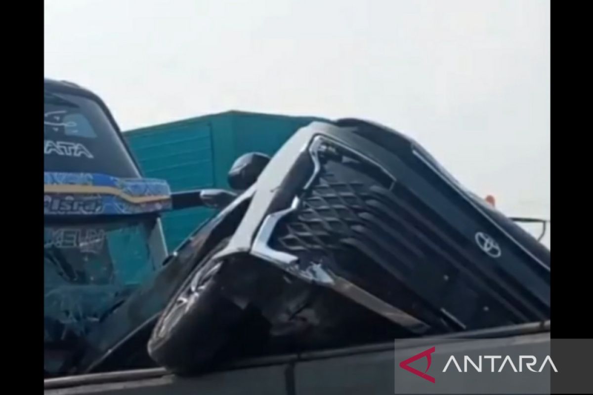 Kecelakaan beruntun lima kendaraan terjadi di jalan Tol Jakarta-Cikampek