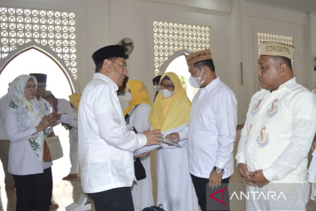 Bupati Bone Bolango lepas jemaah calon haji ke tanah suci