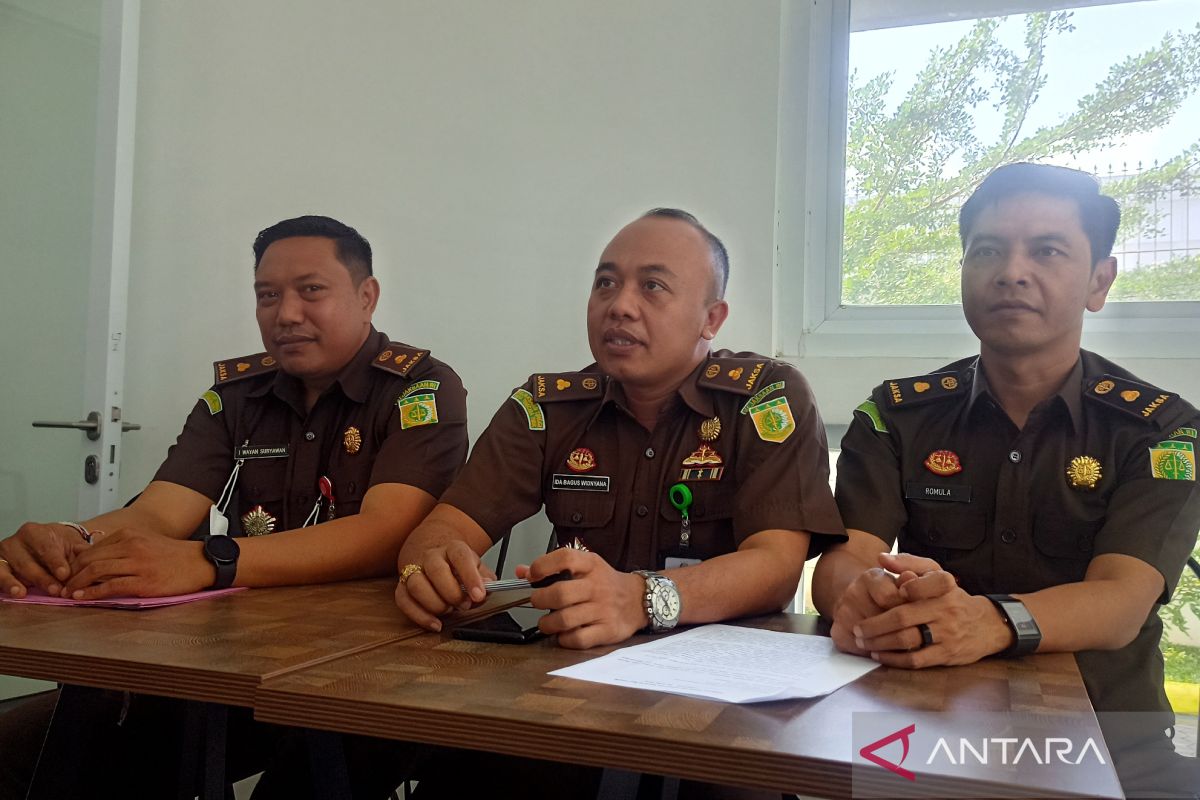 Kejari Mataram meningkatkan dua kasus korupsi ke penyidikan