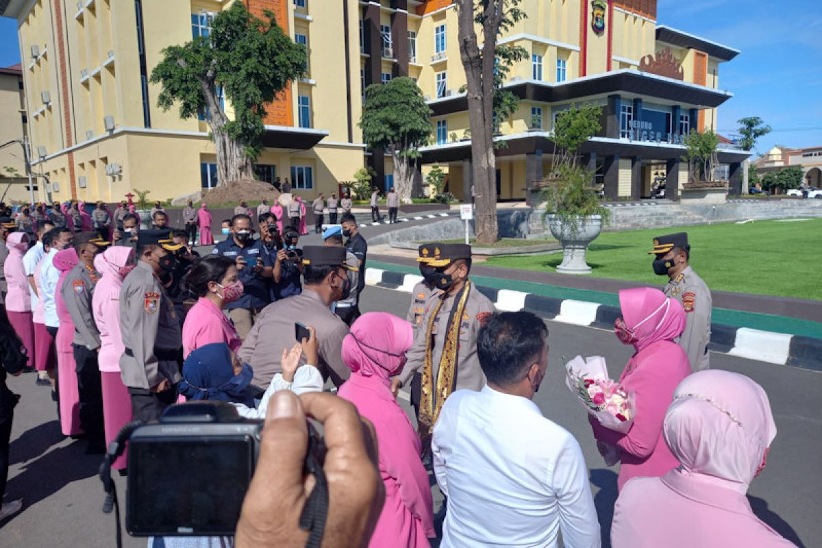 Irjen Pol Akhmad Wiyagus bersama istri disambut di Mapolda Lampung