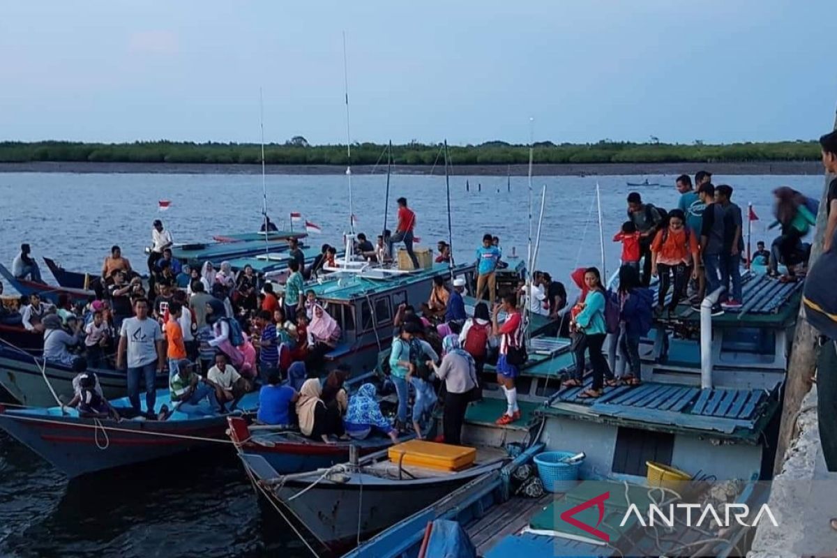 Cuaca buruk, kapal penyeberangan rakyat di Natuna terhenti