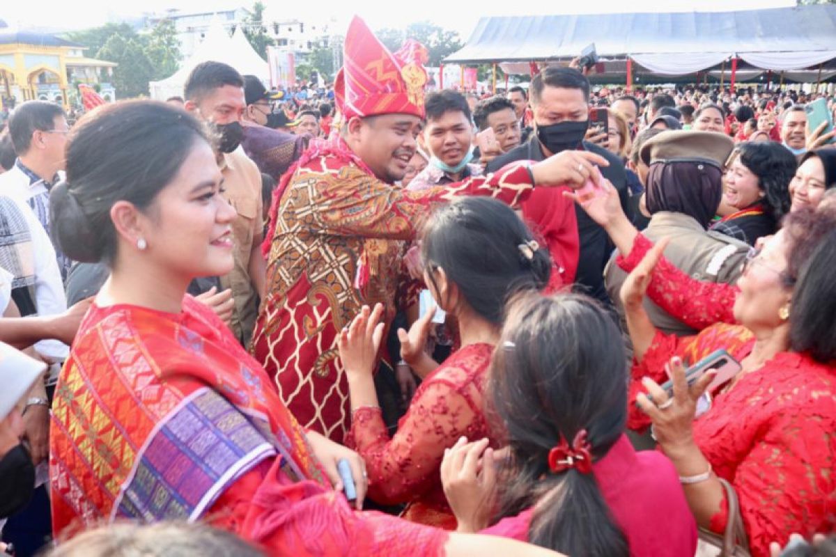 Bobby dan Kahiyang menari di perayaan Merdang Merdem Kuta Medan