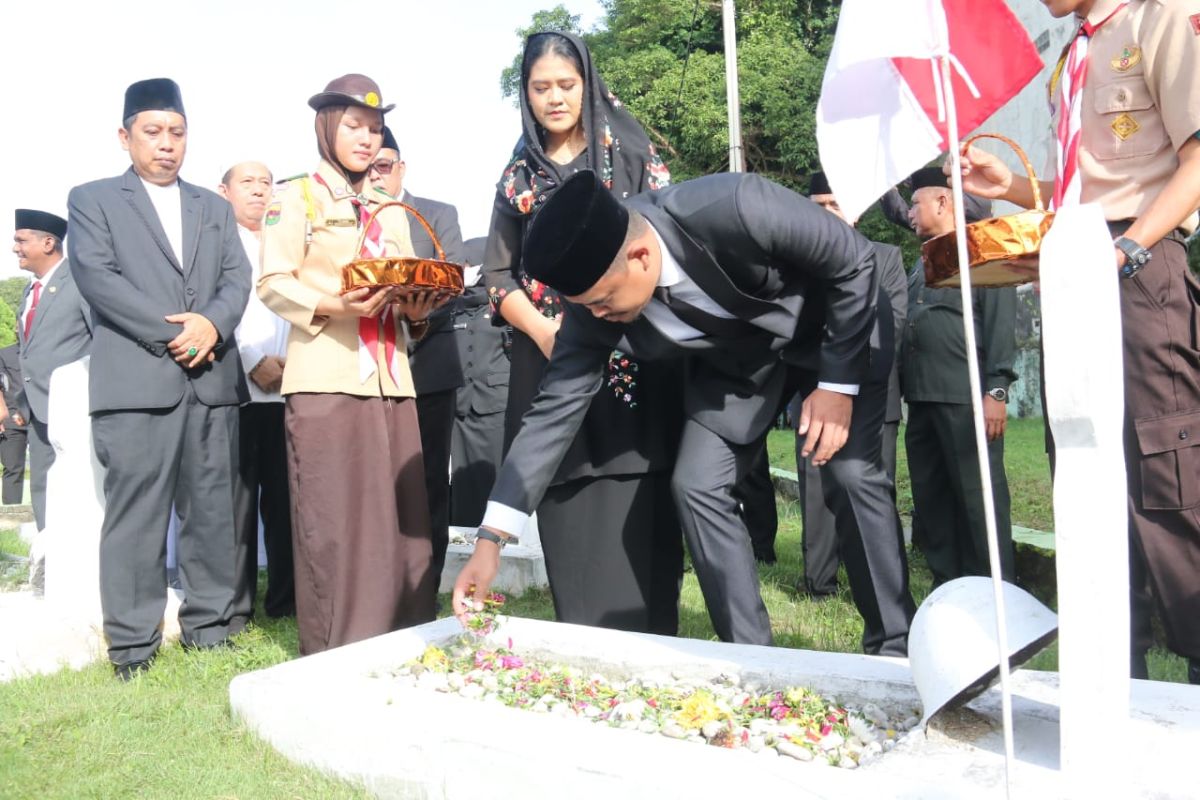 Jelang HUT Kota Medan ke-432, Bobby dan Kahiyang ziarah ke makam pahlawan