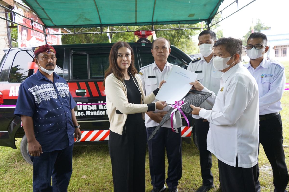 Pemkab Landak serahkan bantuan Ambulan kepada Pemdes Kayu Ara