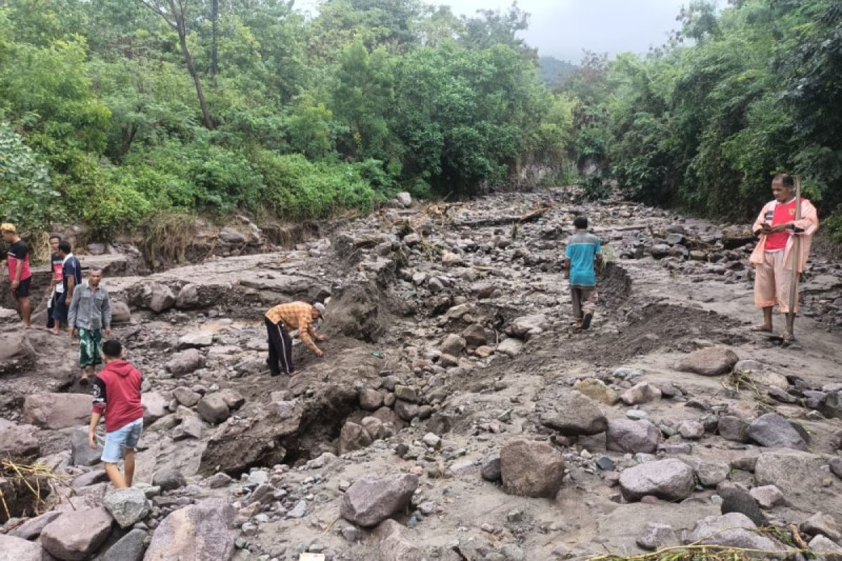 Banjir di Nagekeo rusak badan jalan Nangaroro-Maunori