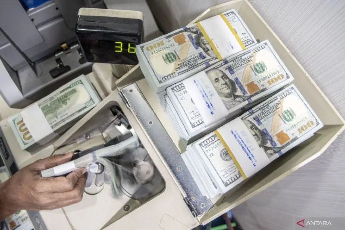 Dolar naik tipis di awal sesi Asia, saat pedagang tunggu data pinjaman