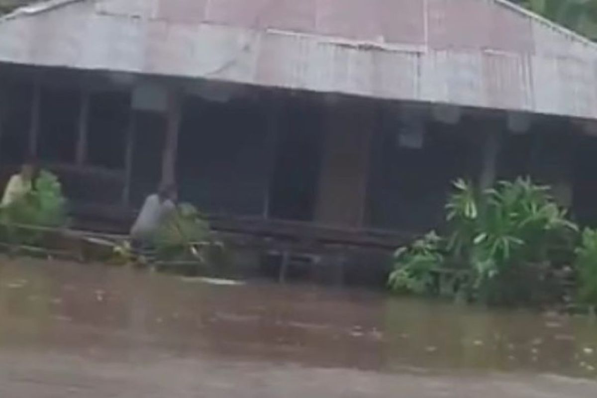 Sungai Lainjanji meluap, puluhan rumah warga Sumba Timur kebanjiran