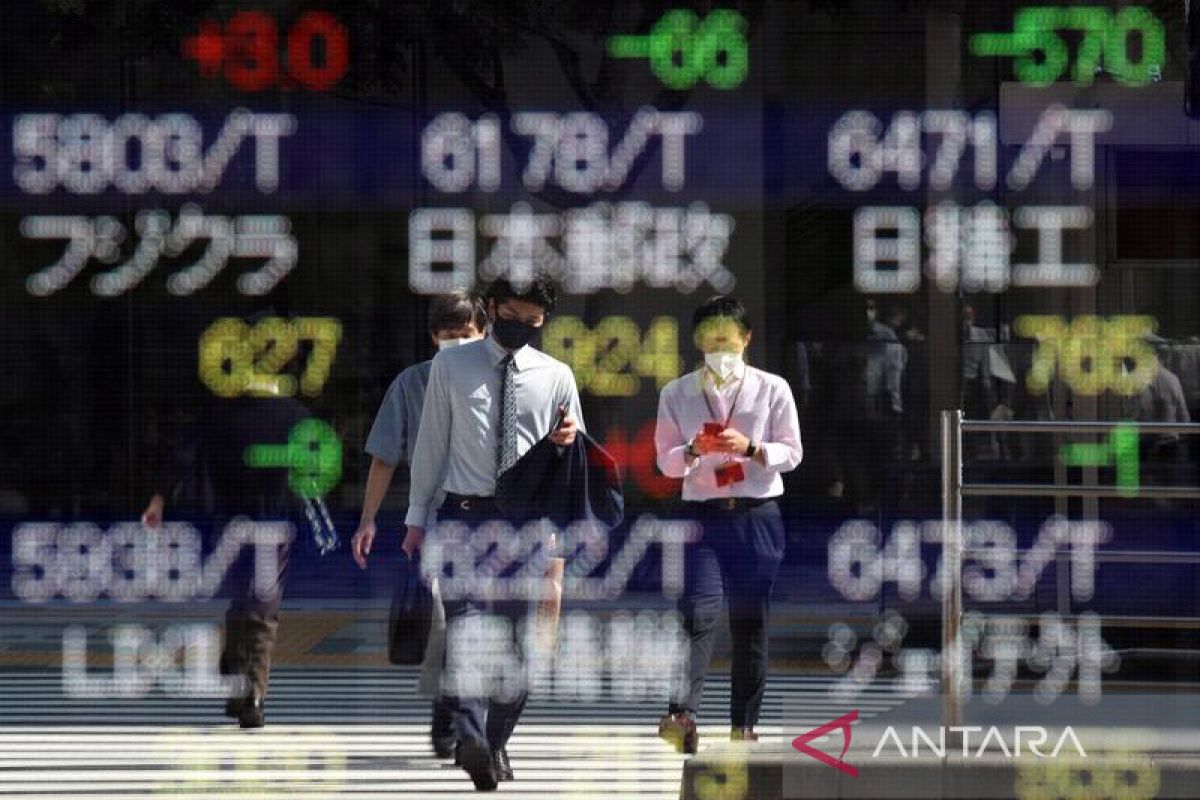 Saham merosot jelang data inflasi AS dan laba perusahaan yang tertekan