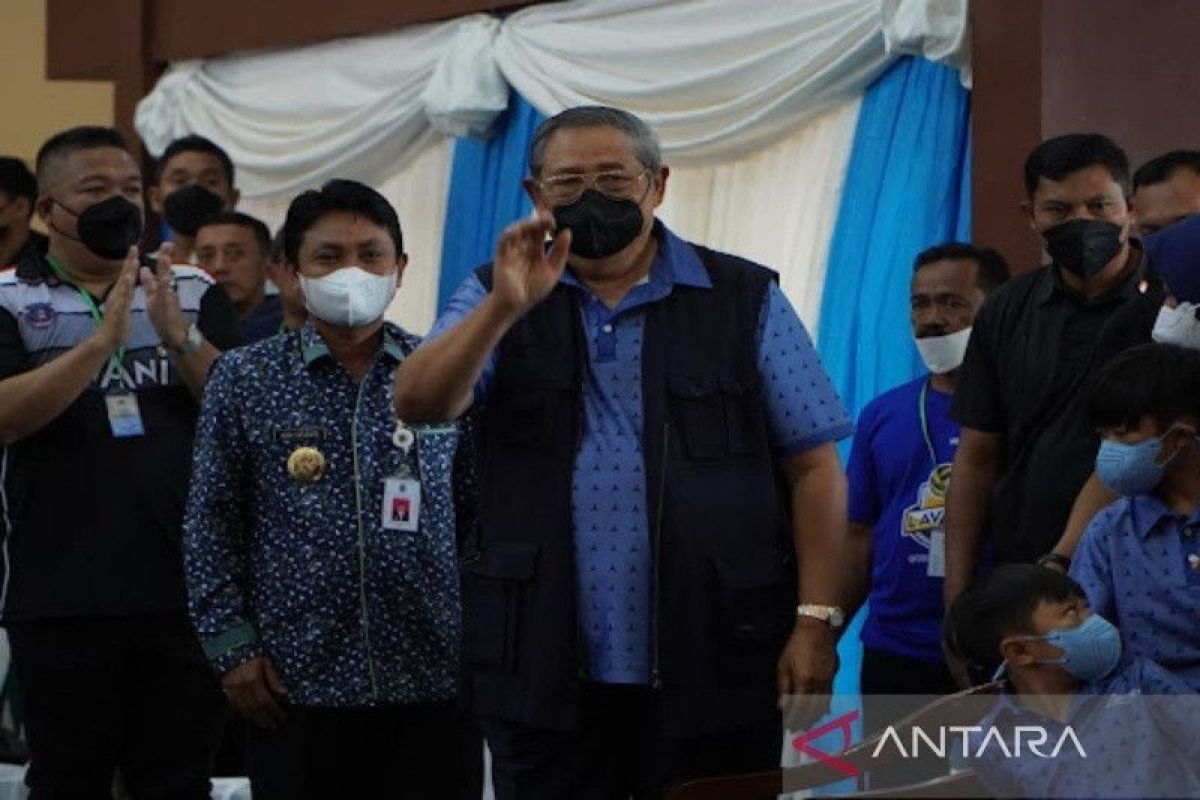 Susilo Bambang Yudhoyono (SBY) lavani "roadshow" pertandingan persahabatan tim voli Gunung Kidul