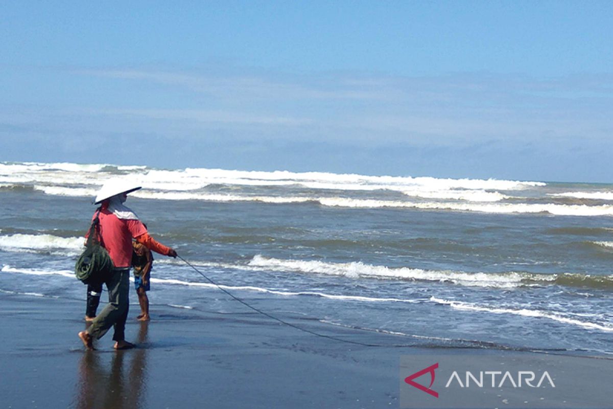 Warga pesisir Jateng diminta waspada