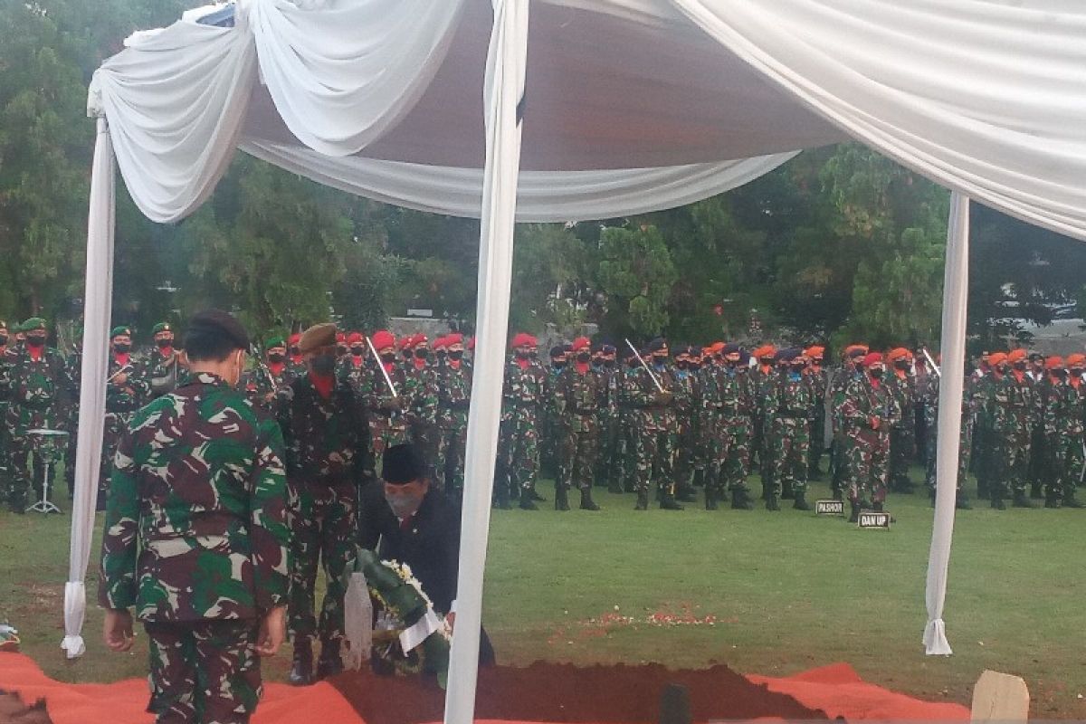 Tjahjo Kumolo dimakamkan secara militer di TMP Kalibata