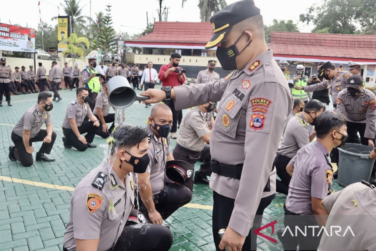 19 personel Polres Balangan naik pangkat