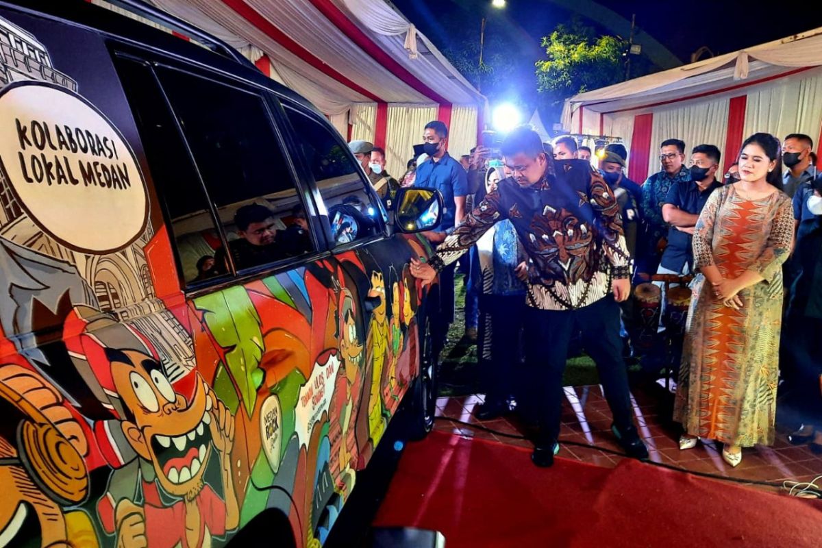 Bobby Nasution mural mobil dinasnya, pertama di Indonesia