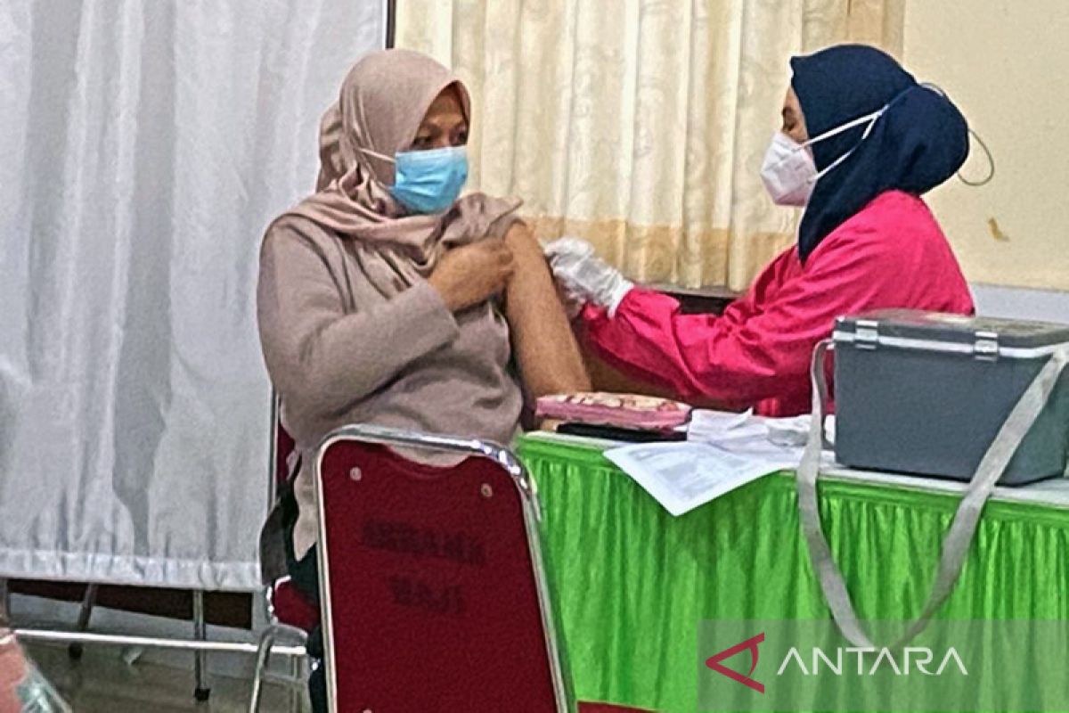 Satgas: Vaksinasi penguat dosis kedua nakes Kepri capai 4.608 orang