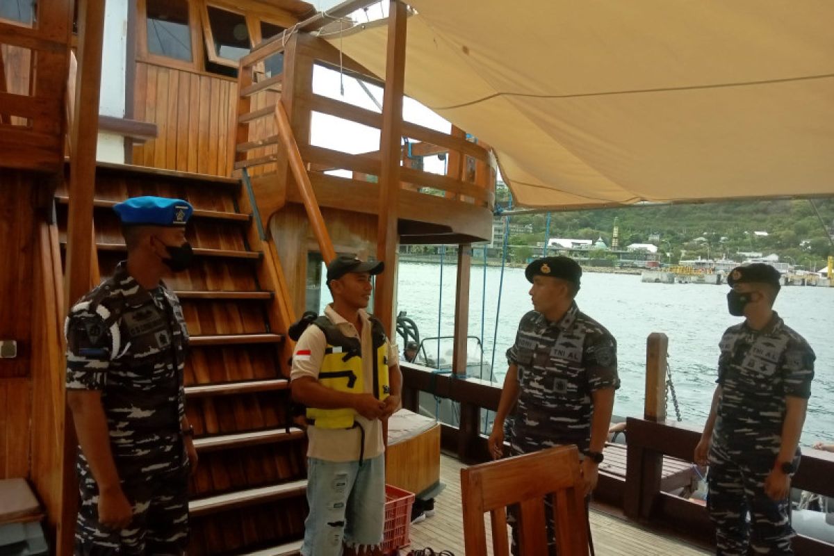 Cek kesiapan pelayaran, TNI AL inspeksi kapal pinisi di Labuan Bajo