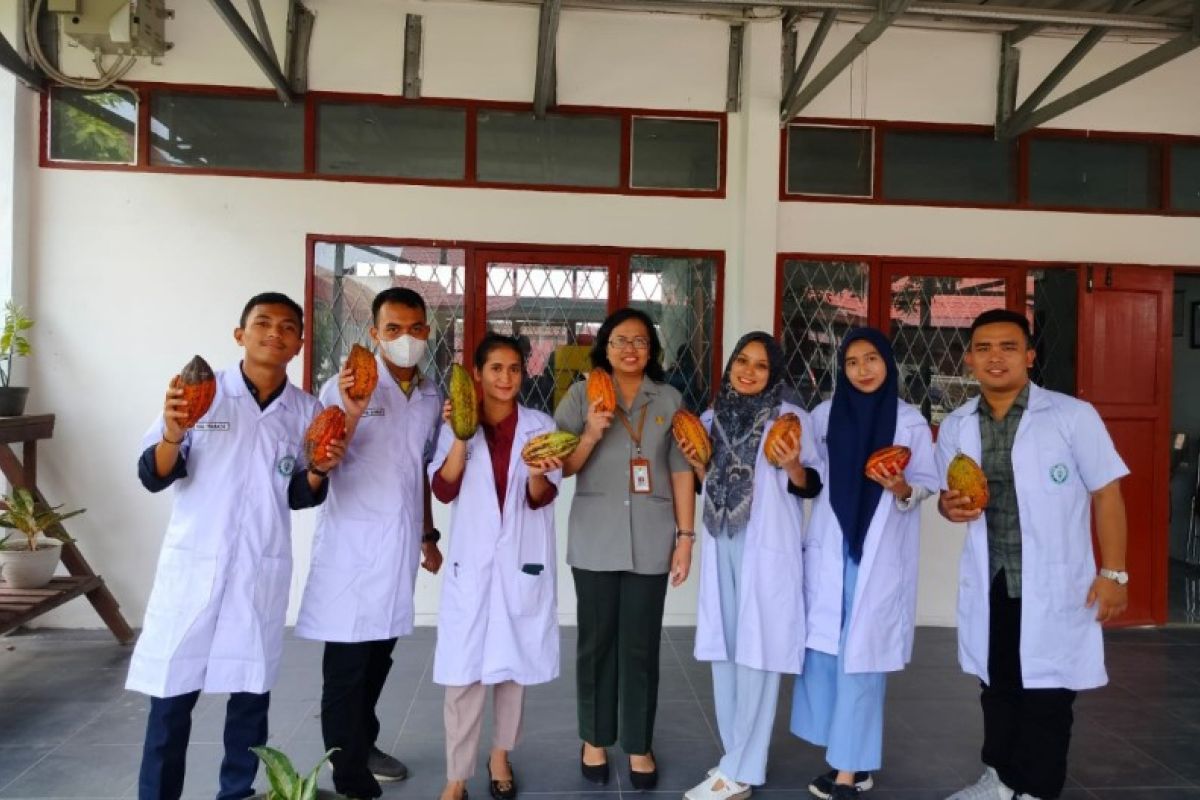 Optimalkan TeFa, mahasiswa Polbangtan Medan olah kakao