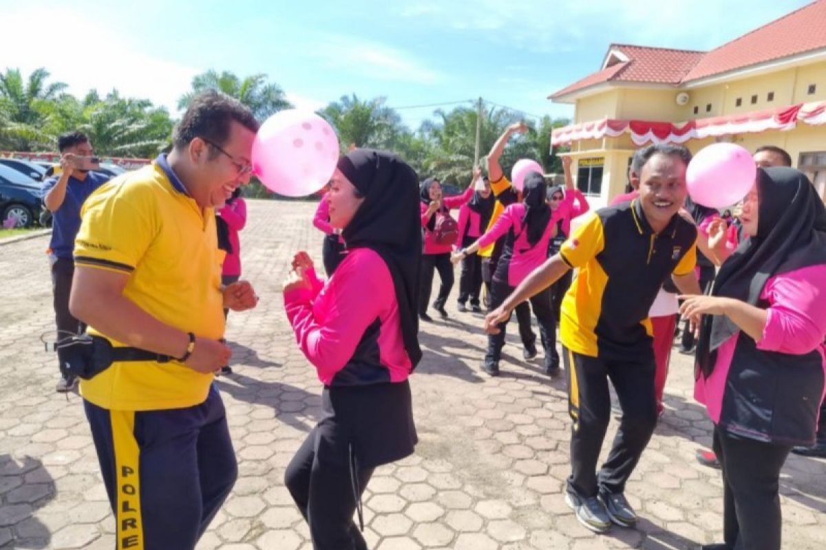 Meriahkan HUT Bhayangkara, Polres Palas gelar lomba joget balon berpasangan