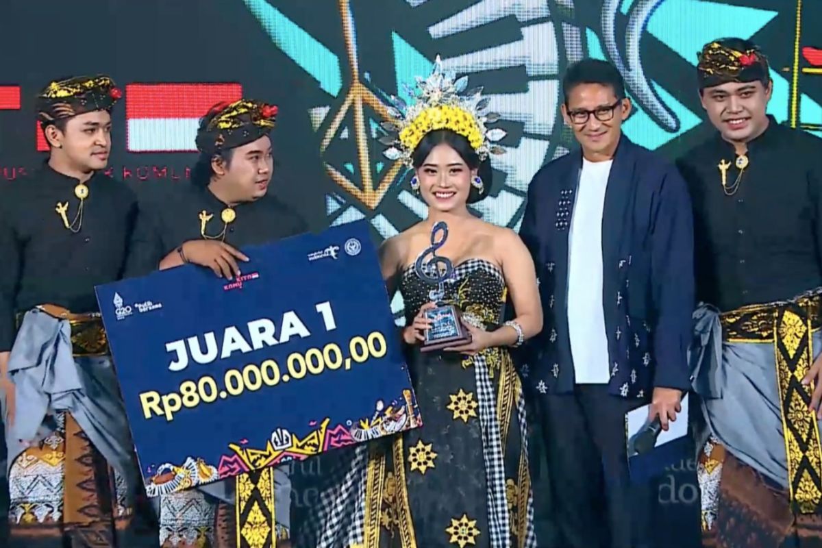 Luar Kotak Production juara lomba musik Kemenparekraf