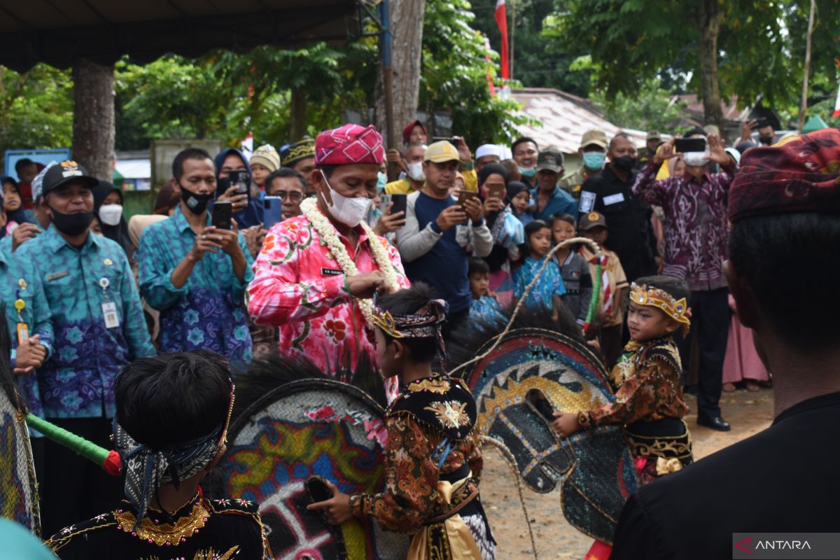 Kuda lumping Tronggo Budoyo Desa Sungai Jelai dapat perhatian bupati