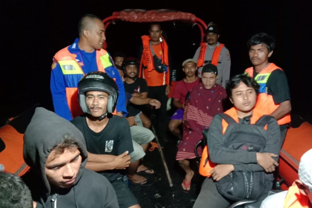 Tim SAR evakuasi penumpang KM Karmila dari perairan Pulau Kambing