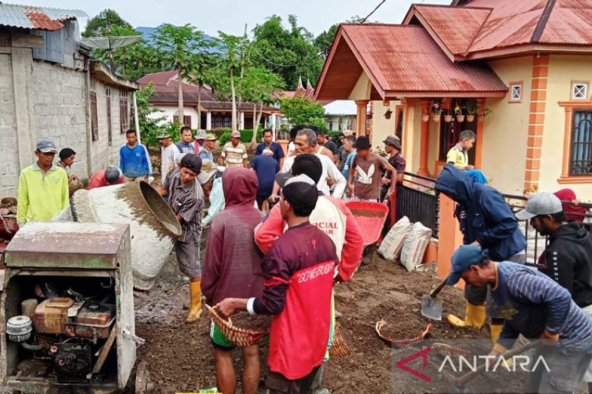 Warga Jorong Lakuang Situjuah Batua swadaya perbaiki jalan rusak parah