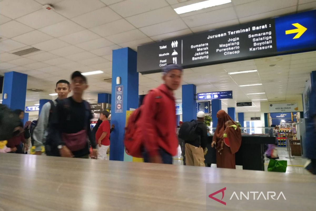 Pegawai kontrak Terminal Tirtonadi Solo dipecat karena terima suap