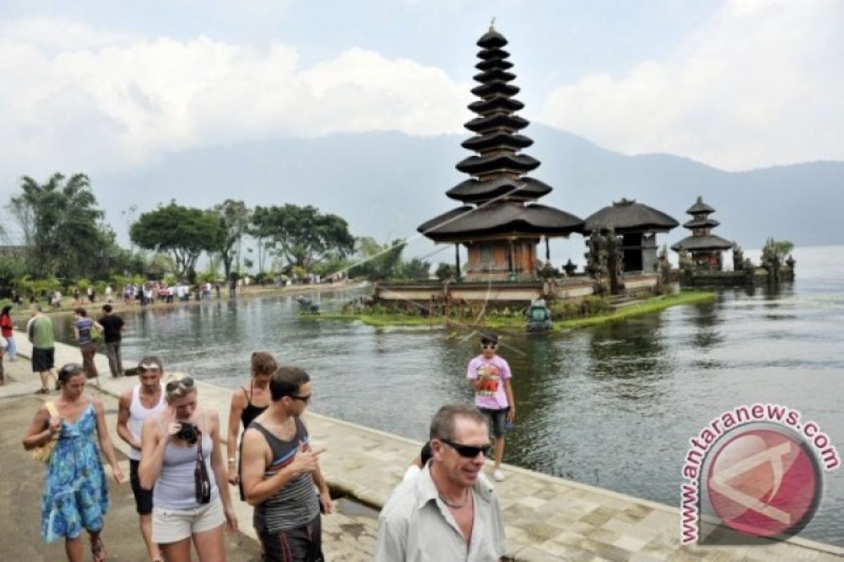 Indahnya pura di atas air di Pura Ulun Danu, Tabanan-Bali