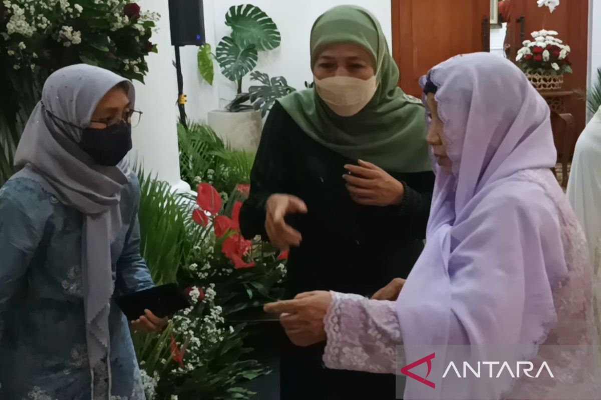 Didaftarkan mendiang suami, Gubernur Khofifah berangkat haji