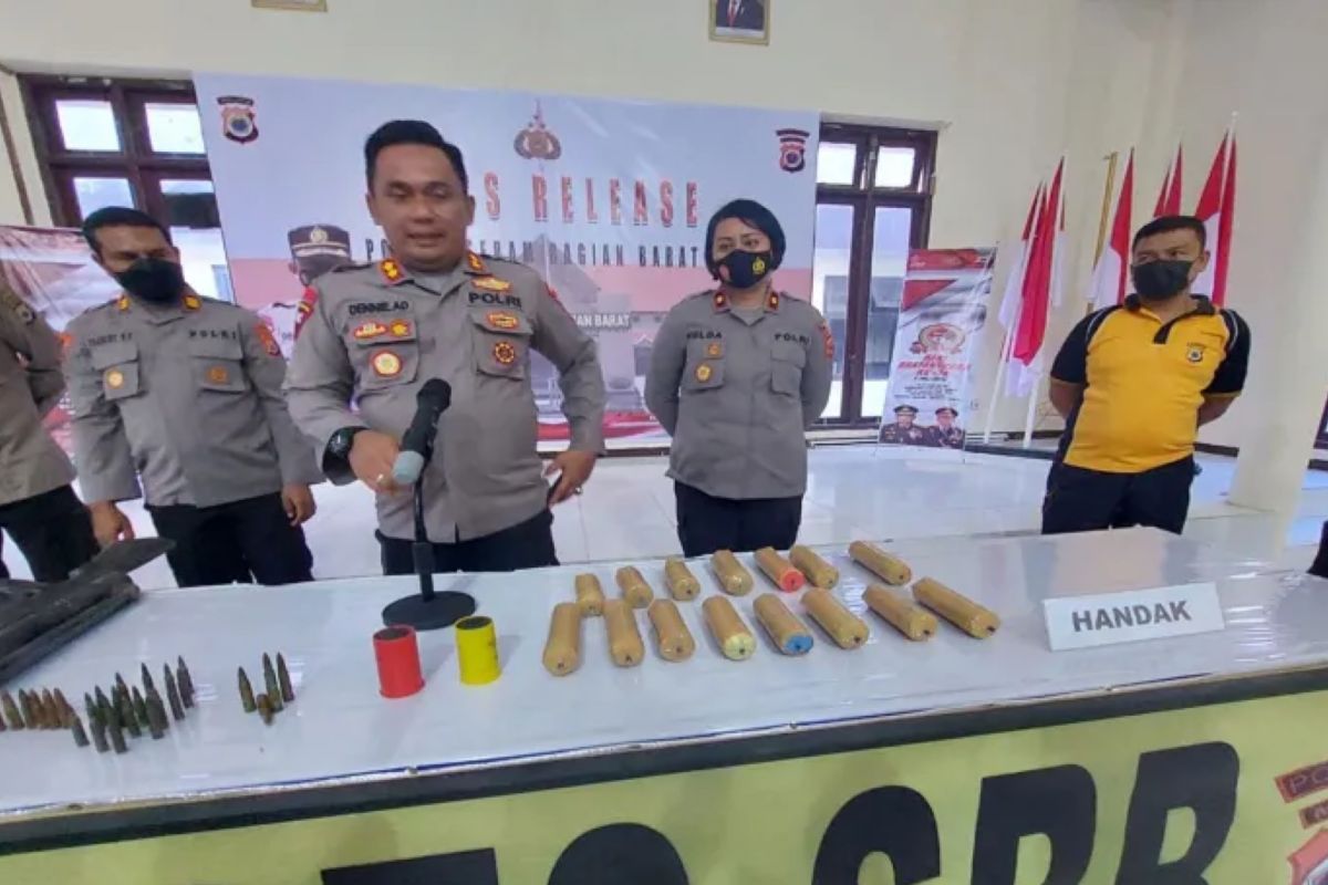 Warga SBB Maluku serahkan empat senpi dan 15 bom rakitan ke polisi, penyerahan sukarela tidak diproses hukum