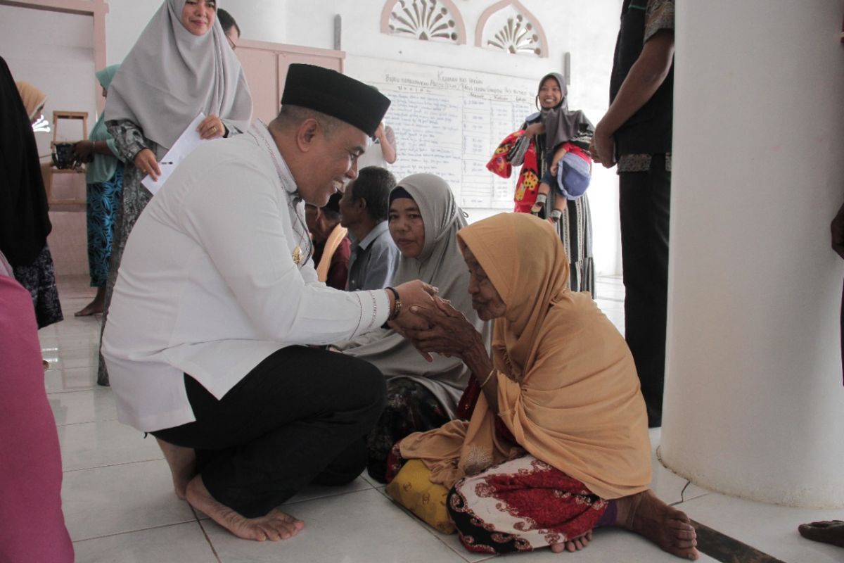 Salurkan Aslureti untuk 3.060 Lansia, Bupati Aceh Jaya minta maaf