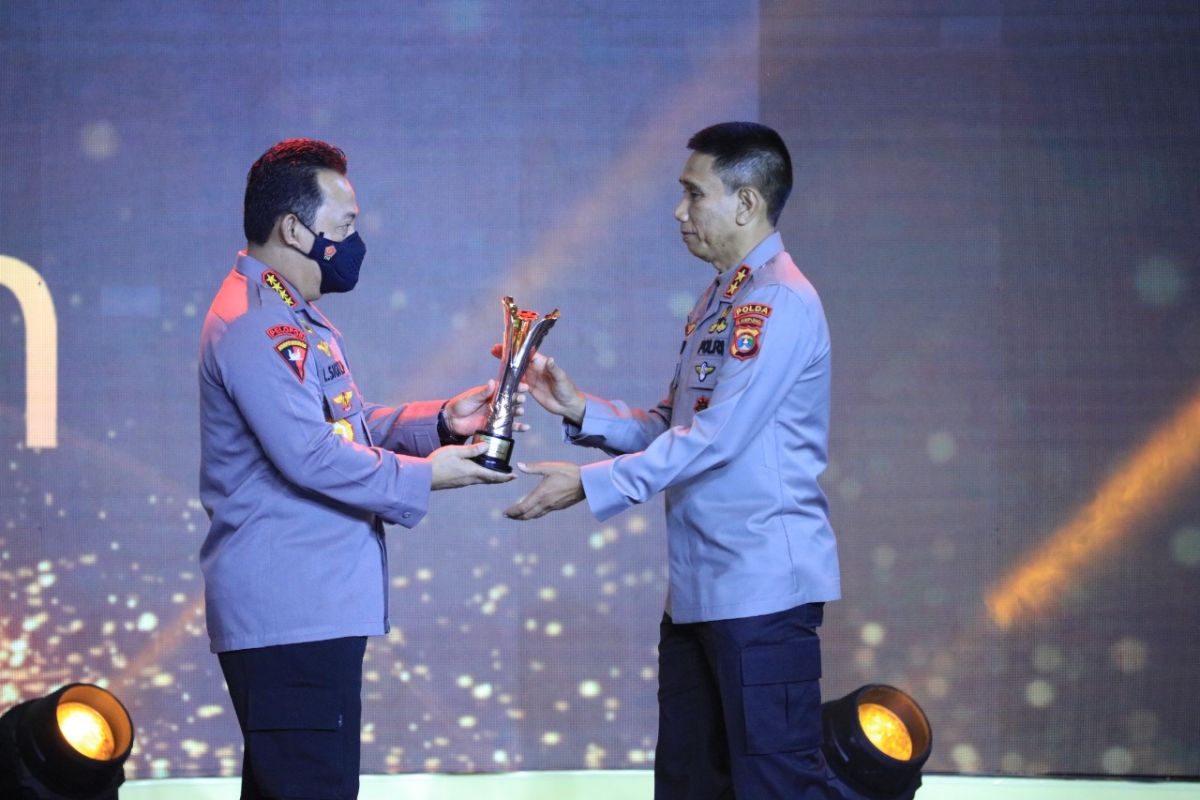 Kapolda Lampung terima Hoegeng Awards 2022 kategori Polisi Berintegritas
