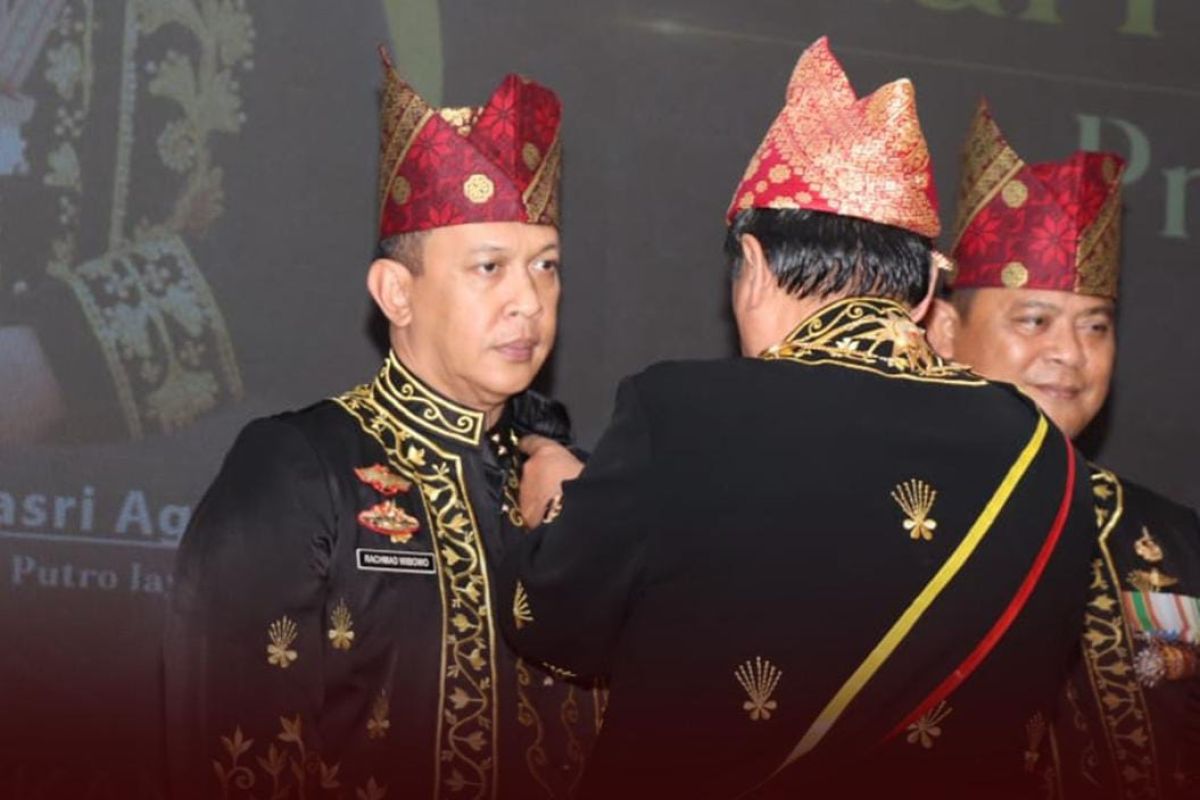 Kapolda Jambi terima pin kehormatan dari Lembaga Adat Melayu Jambi