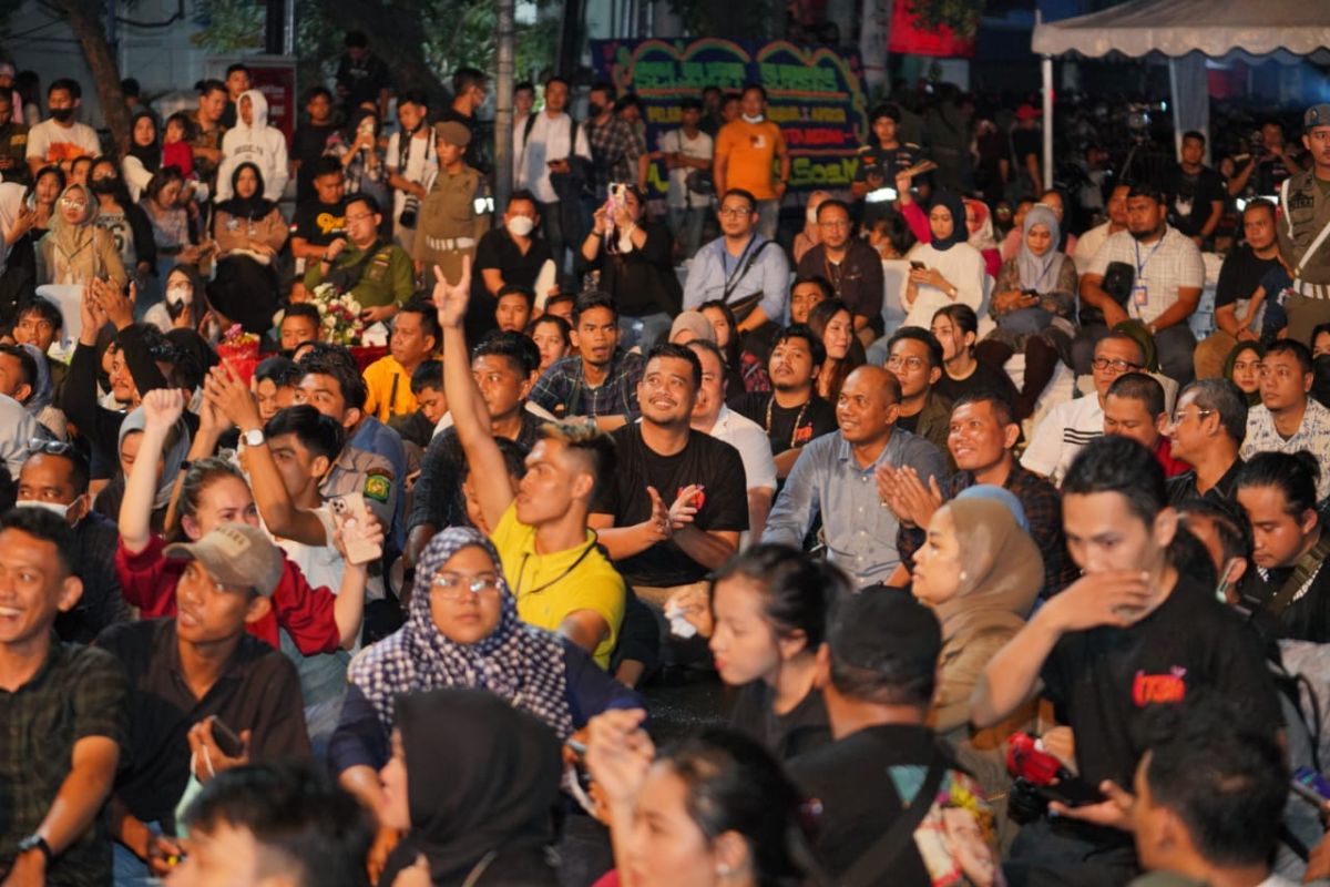 Bobby Nasution lesehan nonton konser bersama ribuan warga