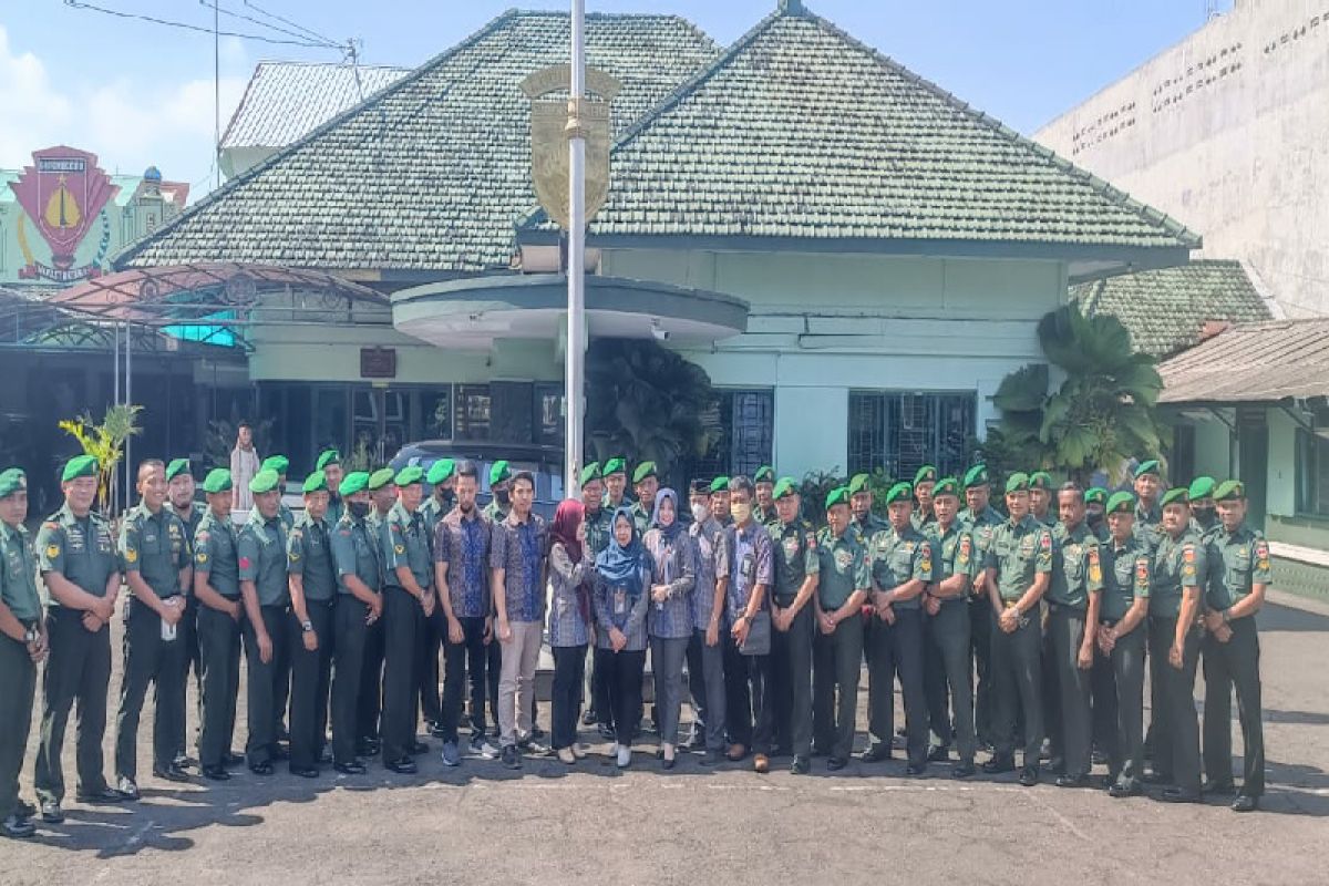 Anggota TNI AD serempak unduh aplikasi PLN Mobile