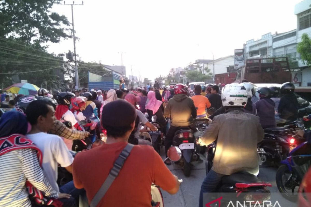 Arus lalu lintas Makassar-Maros macet parah di akhir pekan