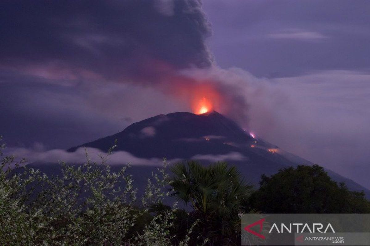 Gunung Ile Lewotolok selama November tercatat 464 kali erupsi