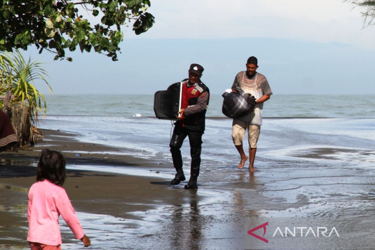 Personel Polres Aceh Barat bantu evakuasi barang korban banjir rob di Meulaboh