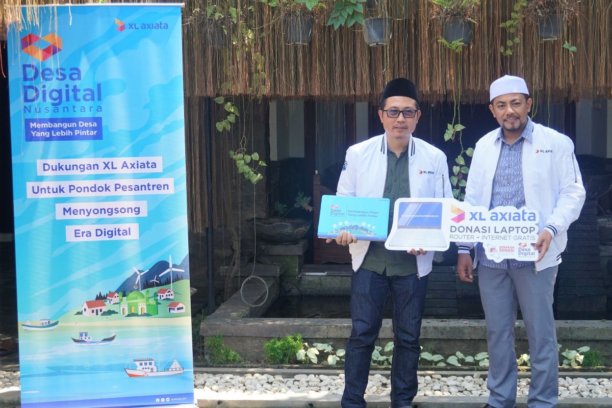 XL Axiata donasikan laptop untuk puluhan pondok pesantren