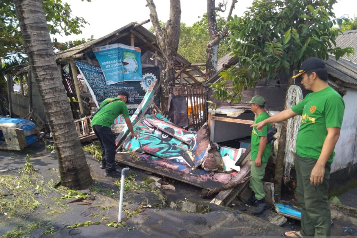 Puluhan rumah di pesisir pantai Palabuhanratu terdampak gelombang tinggi