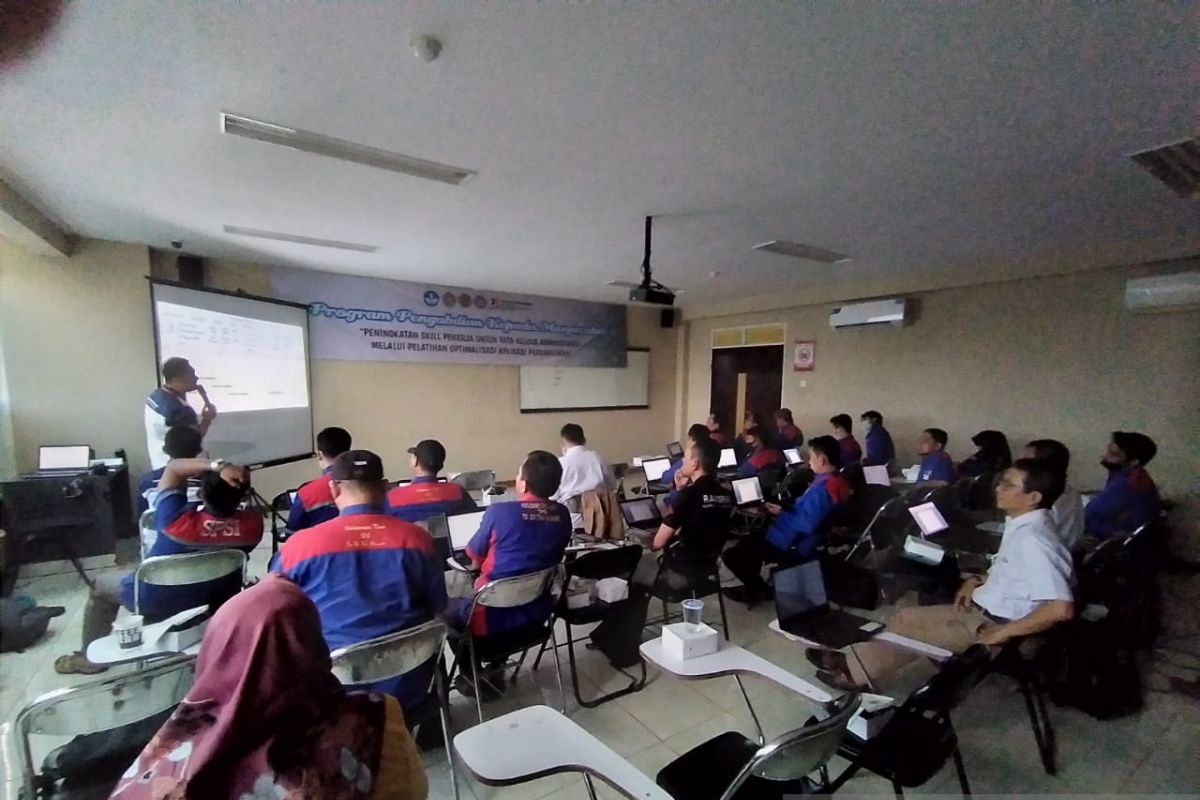 FTI Unsera beri pelatihan komputer kepada pekerja di Banten