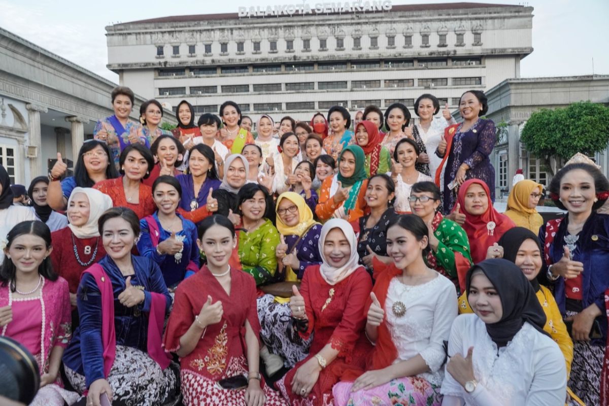 Ratusan perempuan Semarang ikuti Parade Kebaya Nasional