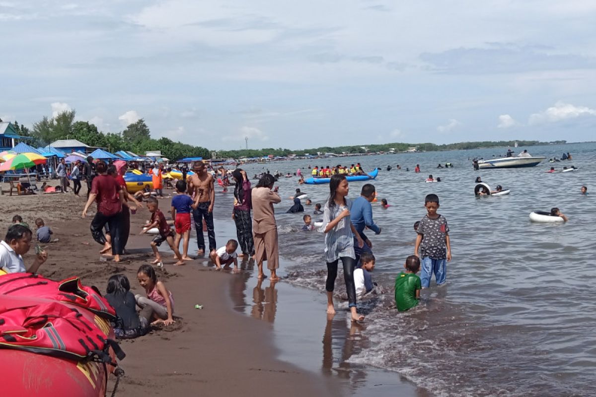 Warga Kota Makassar padati objek wisata pantai saat libur sekolah