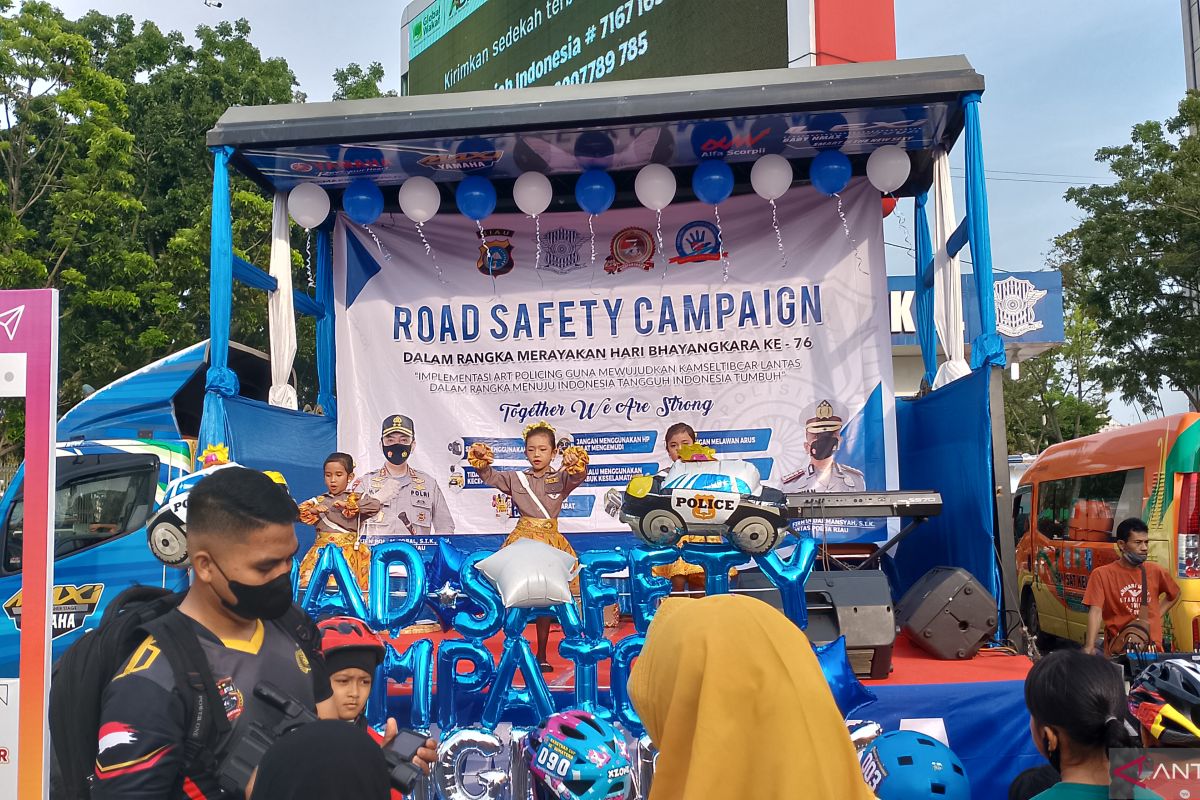 Ditlantas Polda Riau bagi-bagi sarapan sambil kampanye taat berlalulintas