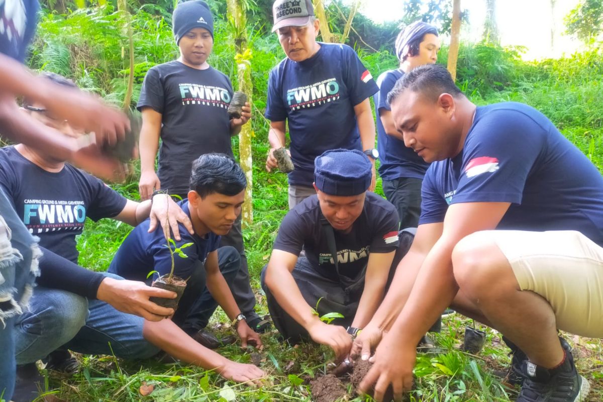 Jaga Kelestarian Lingkungan, FWMO Lotim Menanam Pohon di Hutan Joben