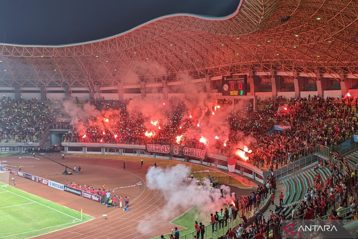 Petasan-"flare" ganggu pemain timnas U-19