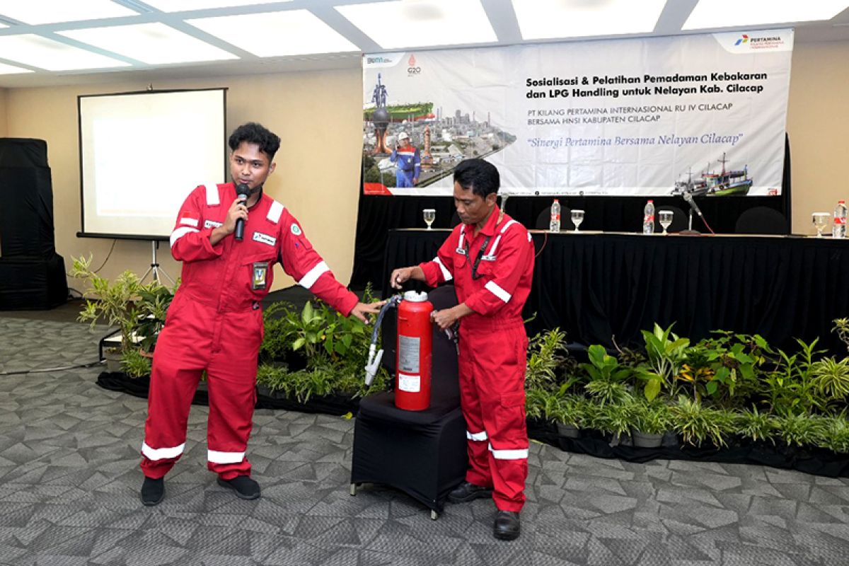 Pertamina Cilacap latih nelayan tanggulangi kebakaran kapal