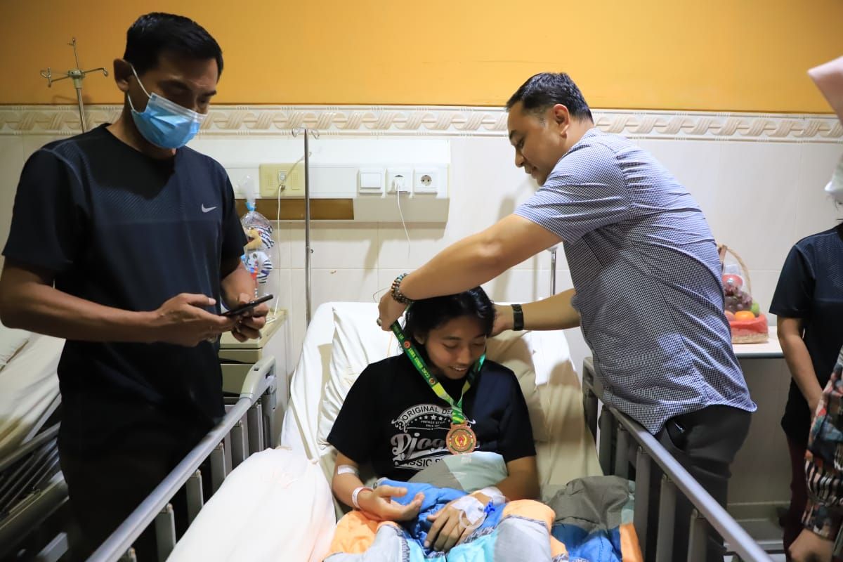 Eri Cahyadi jenguk atlet Surabaya alami cedera di Jember