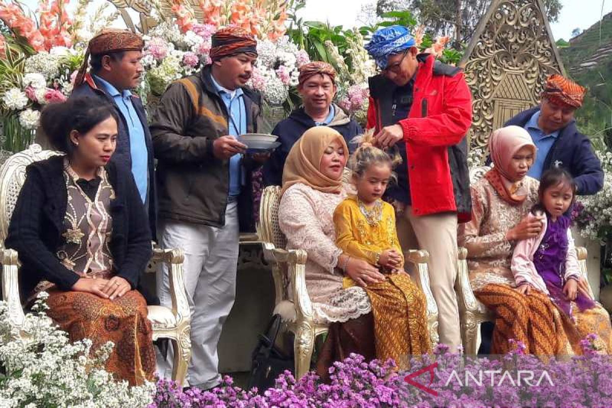 Sandiaga Uno memotong rambut gimbal di Dieng